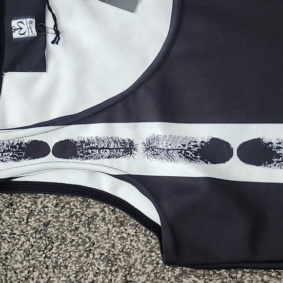 NWT Waterlily designs workout crop top black/white w/feather design size medium - Picture 2 of 6